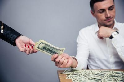 Долги: стоит ли брать деньги и стоит ли их кому-то одалживать
